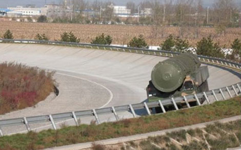 Chiếc xe phóng được cho là của tên lửa đạn đạo DF-41.