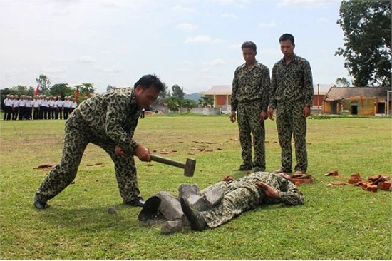 	Dày công luyện tập, đặc công hải quân là lực lượng đáng tự hào của quân chủng hải quân Việt Nam
