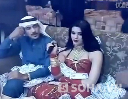 
	Cô gái ngồi trên 1 đống tiền (Ảnh cắt từ video)