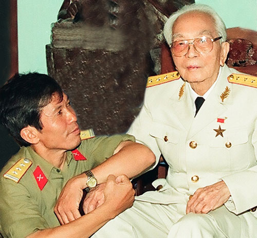 Nhà báo Trần Hồng chụp ảnh lưu niệm với Đại tướng Võ Nguyên Giáp
