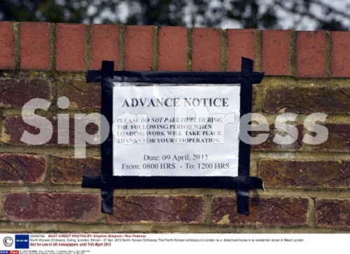 
	Thông báo dán trên tường bên ngoài Đại sứ quán Triều Tiên ở London.
