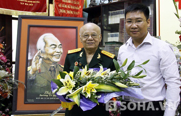
	Đại tá Nguyễn Huyên tại Văn phòng Đại tướng, phóng viên Trí Thức Trẻ đã cùng ông giao lưu trực tuyến với độc giả ngay tại đây. Ảnh: Tuấn Nam.