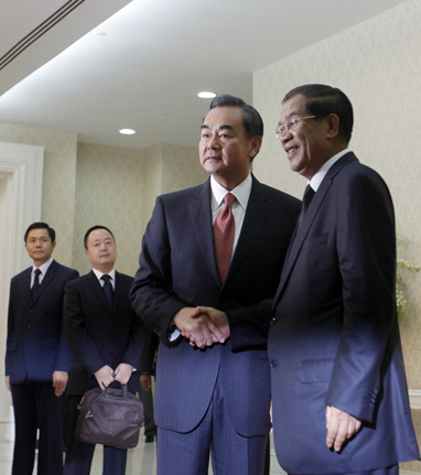 
	Trong chuyến thăm Campuchia từ ngày 21-8, Ngoại trưởng Trung Quốc Vương Nghị đã gặp Thủ tướng Hun Sen (bìa phải) và chúc mừng Đảng CPP chiến thắng trong cuộc tổng tuyển cử hồi tháng trước.