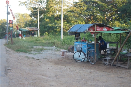  	Một cửa hàng nhỏ bên đường tàu