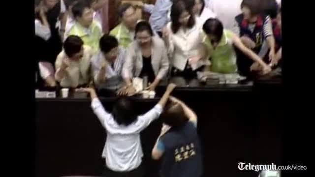 Nghị sĩ Đài Loan ẩu đả trong quốc hội