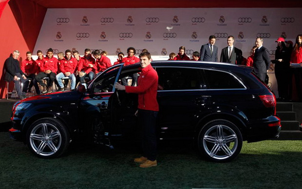  	Xabi Alonso mạnh mẽ với chiếc Audi S7 thể thao