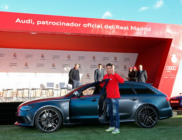  	Ronaldo tạo dáng bên chiếc Audi RS6 Avant