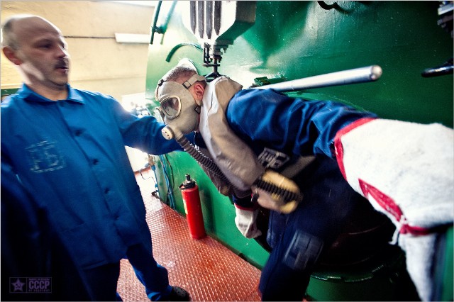  	Các thiết bị bảo hộ có thể giúp các thủy thủ duy trì sự sống khi tàu ngầm xảy ra tai nạn.