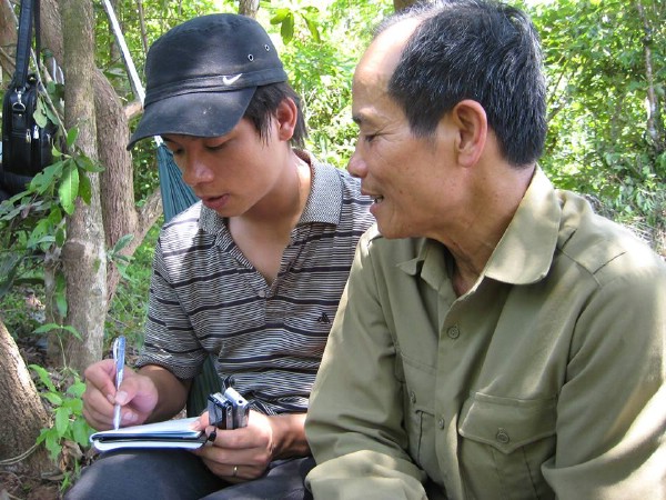 Nhà báo Đào Thanh Tuy trong chuyến tác nghiệp ở rừng Trường Sơn.