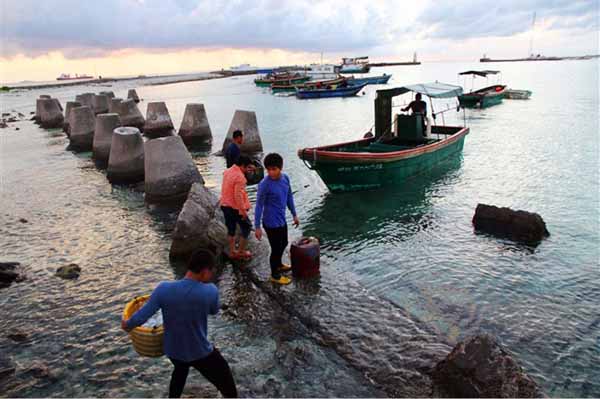 	Kè biển do Trung Quốc xây dựng trái phép trên đảo Phú Lâm, Hoàng Sa.