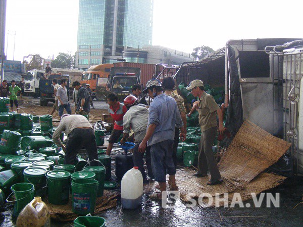  	Nhiều người lao vào hôi của trước sự bất lực của tài xế.