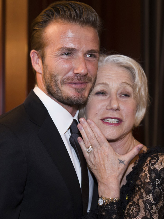 
	Nữ diễn viên Helen Mirren thân mật với Beckham khi chụp ảnh chung