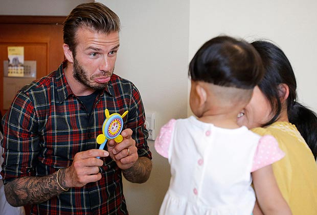 
	David Beckham làm mặt ngố dỗ trẻ em