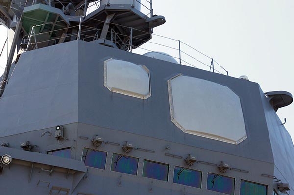 Cận cảnh radar băng tần kép OPS-20C được trang bị trên tàu khu trục Akizuki.
