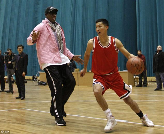  	Dennis Rodman trực tiếp hướng dẫn cầu thủ Triều Tiên cách chơi bóng
