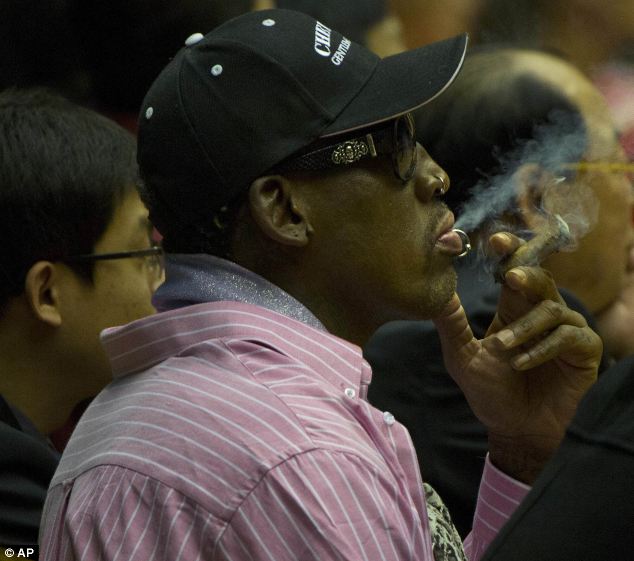 
	Các quan chức Triều Tiên ngồi theo dõi cuộc tập luyện bên cạnh cựu ngôi sao bóng rổ da đen người Mỹ.