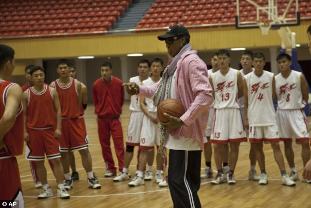  	Dennis Rodman trực tiếp hướng dẫn cầu thủ Triều Tiên cách chơi bóng