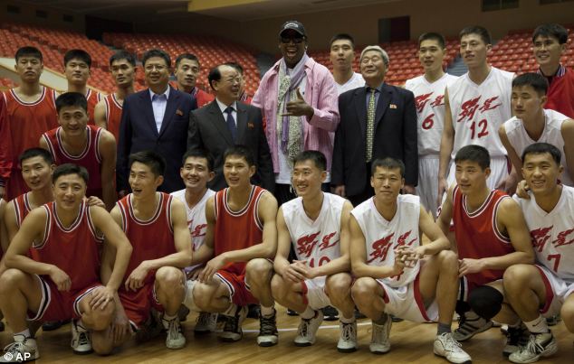  	Dennis Rodman chụp ảnh kỉ niệm với quan chức và vận động viên bóng rổ Triều Tiên