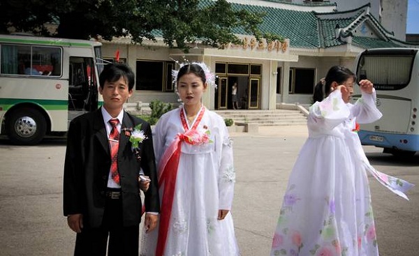 	Ngay cả trong đám cưới của mình, người Triều Tiên cũng không quên đeo huy hiệu lãnh tụ.