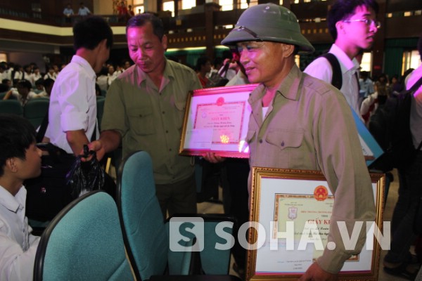 Phụ huynh em Lê Xuân Hoàng (thủ khoa ĐH Y) đi ô tô từ Hoằng Hóa, Thanh Hóa ra dự lễ khai giảng cùng con trai với tâm trạng phấn khởi, vui mừng.