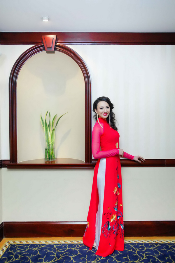 Hoa hậu Ngọc Diễm gợi cảm với sắc đỏ 