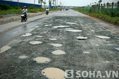 Những vết sụt lún, nứt vỡ xuất hiện khá nhiều trên đại lộ Thăng Long sau khi hoàn thành chưa được bao lâu.