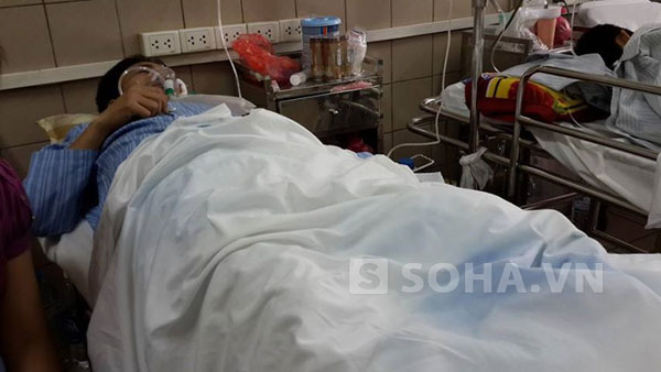 Nạn nhân Sinh đang phải cấp cứu trong tình trạng nguy kịch tại Khoa chống độc Bệnh viện Bạch Mai