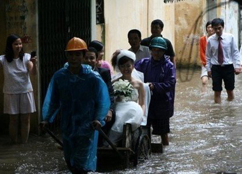 
	Màn rước dâu độc vào năm 2008 khi nhiều tuyến phố tại Hà Nội biến thành sông do mưa lớn