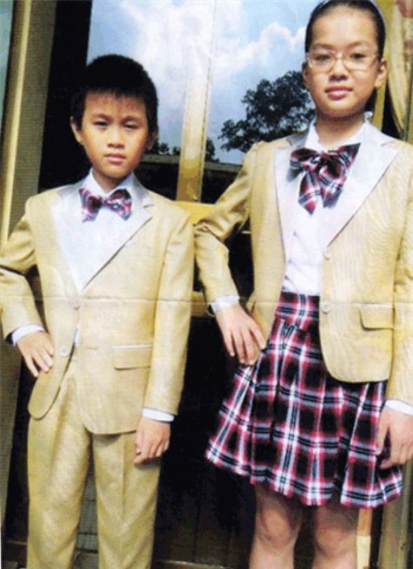 Đồng phục kiểu vest Hàn Quốc cho học sinh lớp 1, lớp 2 gần “tạ thóc” của Trường Tiểu học Văn Bình (xã Văn Bình, huyện Thường Tín, Hà Nội) gây xôn xao dư luận.