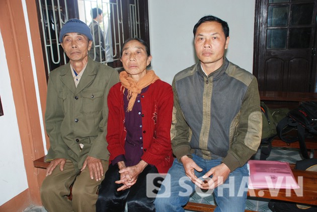 
	Vợ chồng ông Trần Xuân Lập và anh Trần Xuân Nam tại TAND huyện Quỳnh Lưu