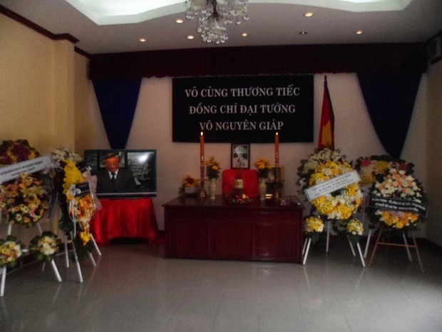 	Bàn thờ Đại tướng Võ Nguyên Giáp tại Tổng lãnh sự quán Lào ở Chăm Pa Sắc. 