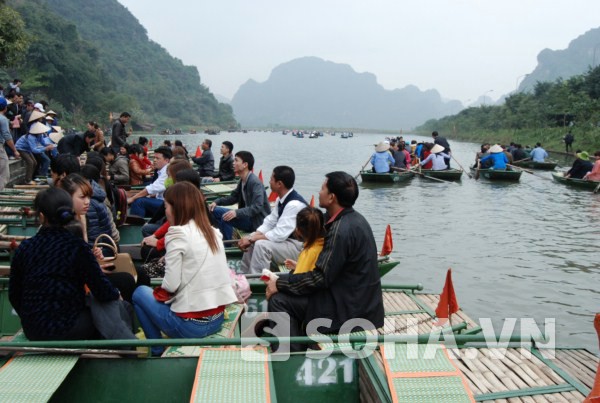 Dọc bến thuyền là cảnh mua bán, chen lấn, xô đẩy để lên thuyền.