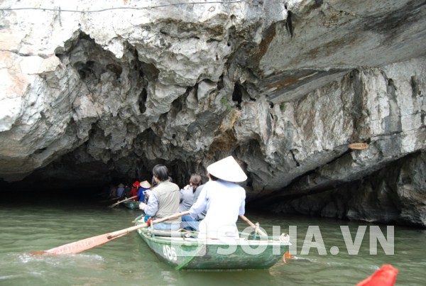 Sông sâu, động hẹp, nhưng người lái thuyền rất điêu luyện khi lách qua những vách đá ngay sát đầu du khách.