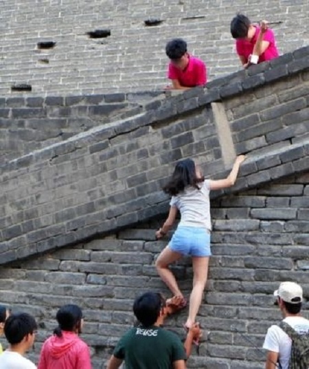 Nam thanh nữ tú Trung Quốc thi nhau trèo tường trốn vé