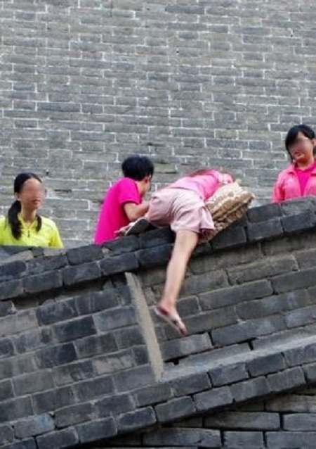 Nam thanh nữ tú Trung Quốc thi nhau trèo tường trốn vé