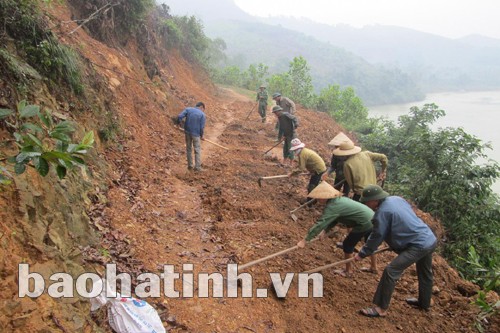  	Người dân tích cực làm đường vào cánh đồng Khe Ré. Ảnh: Báo Hà Tĩnh.