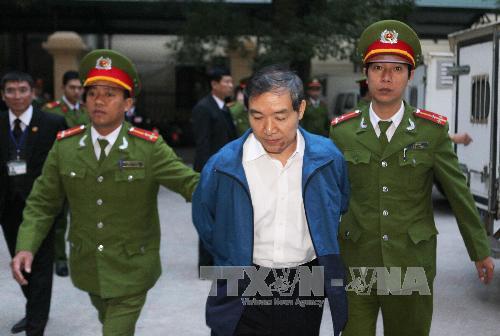 Bị cáo Dương Chí Dũng được dẫn giải vào phòng xét xử (Ảnh: Doãn Tấn/TTXVN)