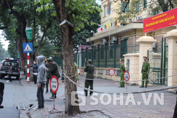 Lực lượng an ninh bảo vệ nghiêm ngặt khu vực xung quanh tòa án nhân dân TP. Hà Nội - nơi đang xét xử vụ án Dương Chí Dũng
