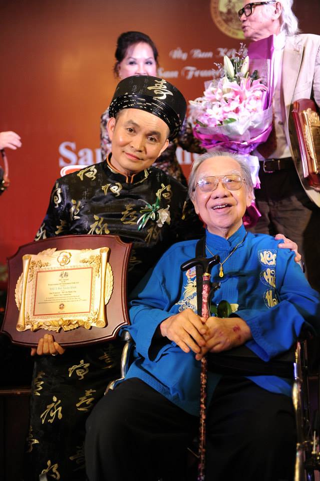 	Xuân Hinh và Giáo sư Trần Văn Khê.