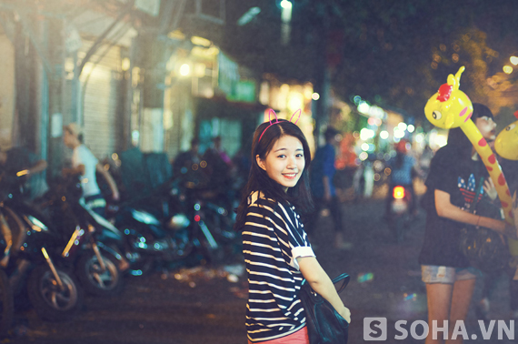 Hot girl Mẫn Tiên nhí nhảnh dạo phố Trung Thu
