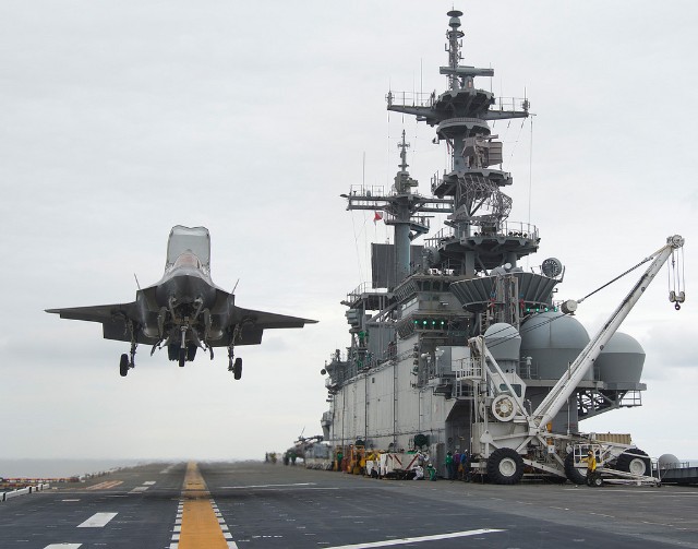 Trọn bộ ảnh màn hạ cánh thẳng đứng lịch sử F-35B trên tàu đổ bộ