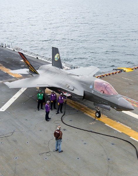 Trọn bộ ảnh màn hạ cánh thẳng đứng lịch sử F-35B trên tàu đổ bộ