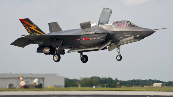 
	Tàng hình cơ F-35B đã thử nghiệm thành công cất cánh thẳng đứng.