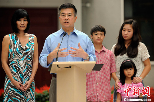 
	Đại sứ Mỹ ở Trung Quốc Gary Locke cùng vợ và 3 con. 