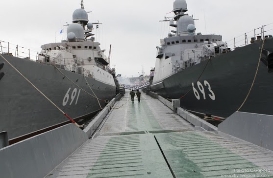 	Ảnh là 2 tàu chiến Gepard 3.9 (Project 11661K) mang tên Tatarstan (691) và Dagestan (693) thuộc biên chế Hạm đội Caspian của Nga