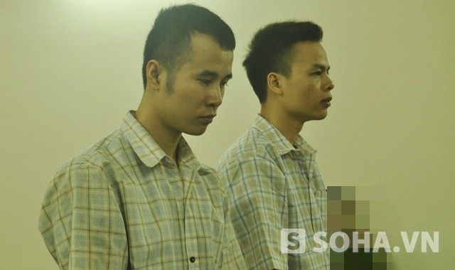 Hai bị cáo Nguyễn Văn Cương và Nguyễn Văn Cường trước vành móng ngựa (Ảnh: Tuệ Minh)