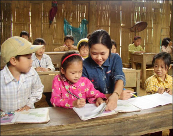 Lương giáo viên, đời sống giáo viên luôn là vấn đề xã hội quan tâm.