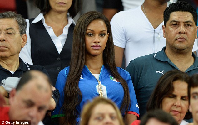 	Nàng siêu mẫu Fanny Neguesha tới Brazil cổ vũ Balotelli