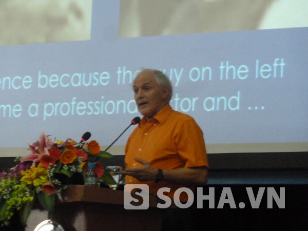 GS Sir Harold W. Kroto giảng bài trực tiếp tại ĐH Quốc gia Hà Nội ngày 30/01.