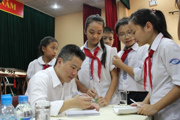 GS Ngô Bảo Châu tặng đĩa sách nói cho học sinh khiếm thị về cuốn sách 